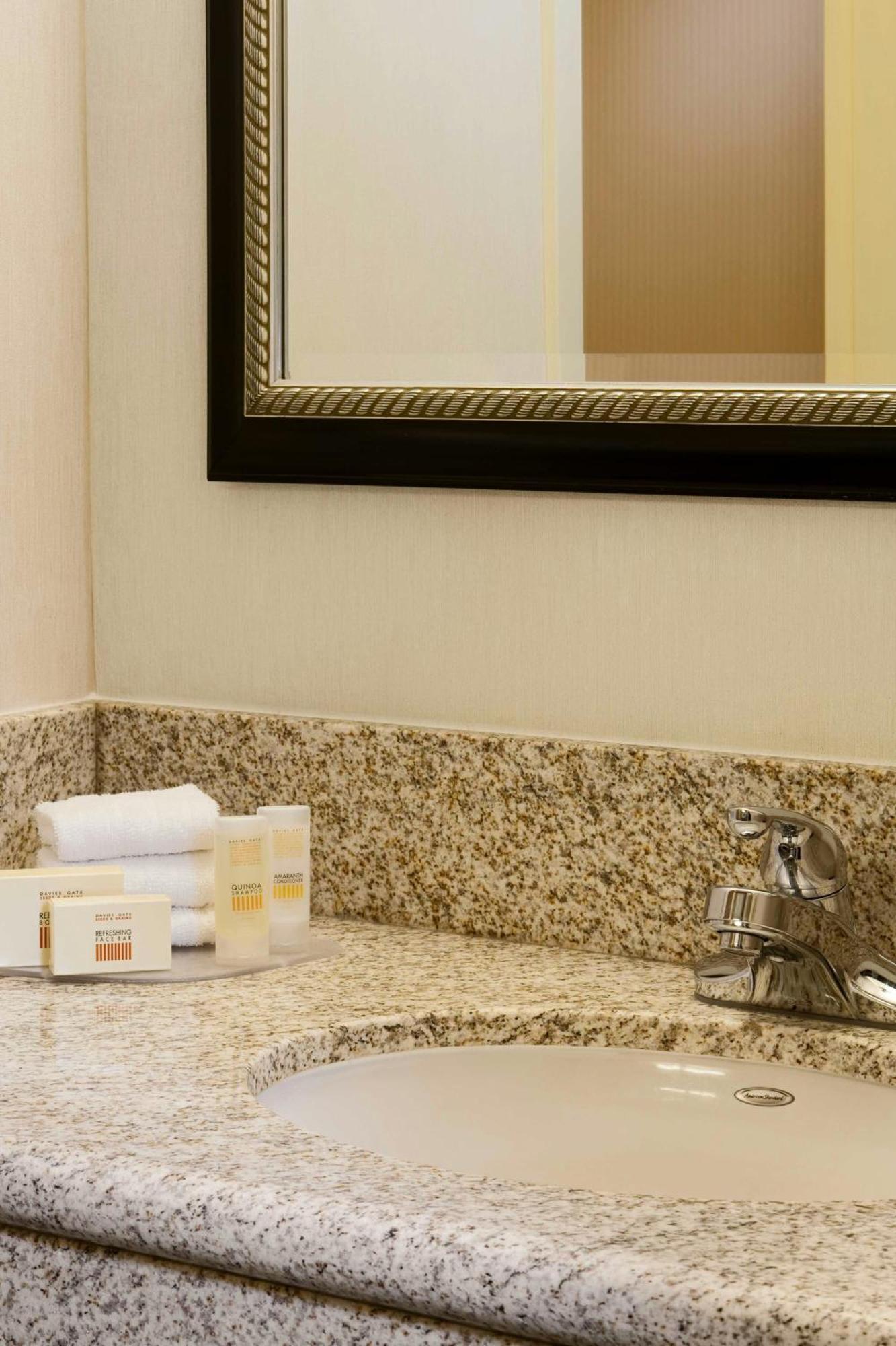 Courtyard By Marriott Houston Hobby Airport Hotel Exterior foto